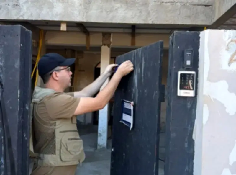 Obra embargada em Búzios é flagrada em funcionamento e polícia é acionada