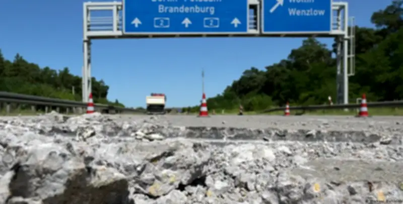 Onda de calor extremo na Alemanha faz estradas 'estourarem' e afeta trânsito