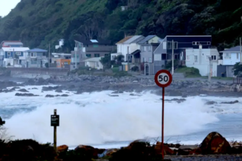 Ondas de 11 metros forçam evacuação em Wellington, Nova Zelândia