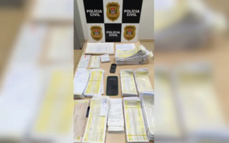Operação contra agiotagem em Uchoa apreende celulares e documentos