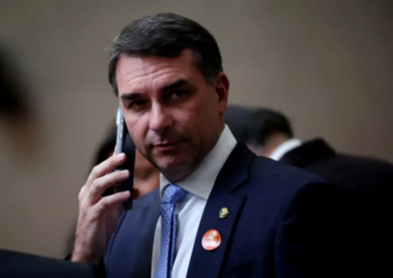 Operação contra Jaques Wagner alivia Flávio Bolsonaro politicamente