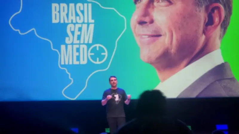 Operação da PF faz evento de Flávio perder importância