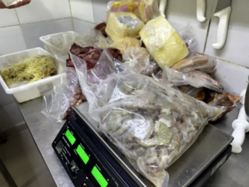 Operação descarta 55 kg de alimentos impróprios em restaurantes de Teresópolis