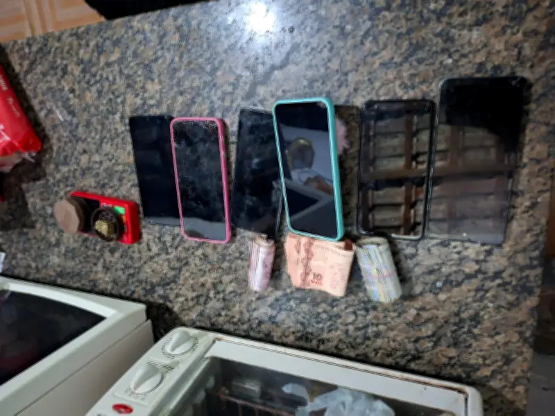 Operação em Paranapanema (SP) apreende drogas, celulares e arma