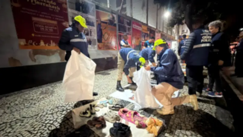 Operação multa bares em Copacabana e Botafogo e recolhe entulho