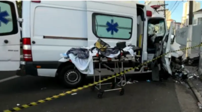 Paciente morre após ambulância bater em poste na Mooca, SP