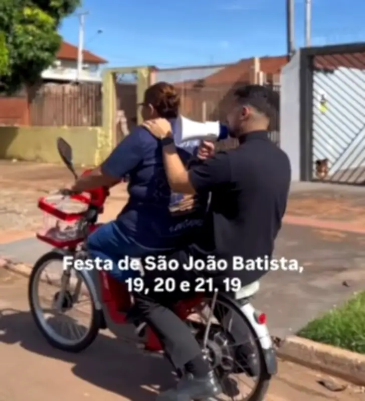 Padre de bicicleta e megafone divulga Festa de São João em Campo Grande