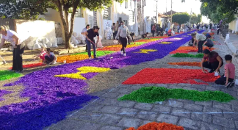 Padre explica a origem dos tapetes de Corpus Christi e a tradição da celebração