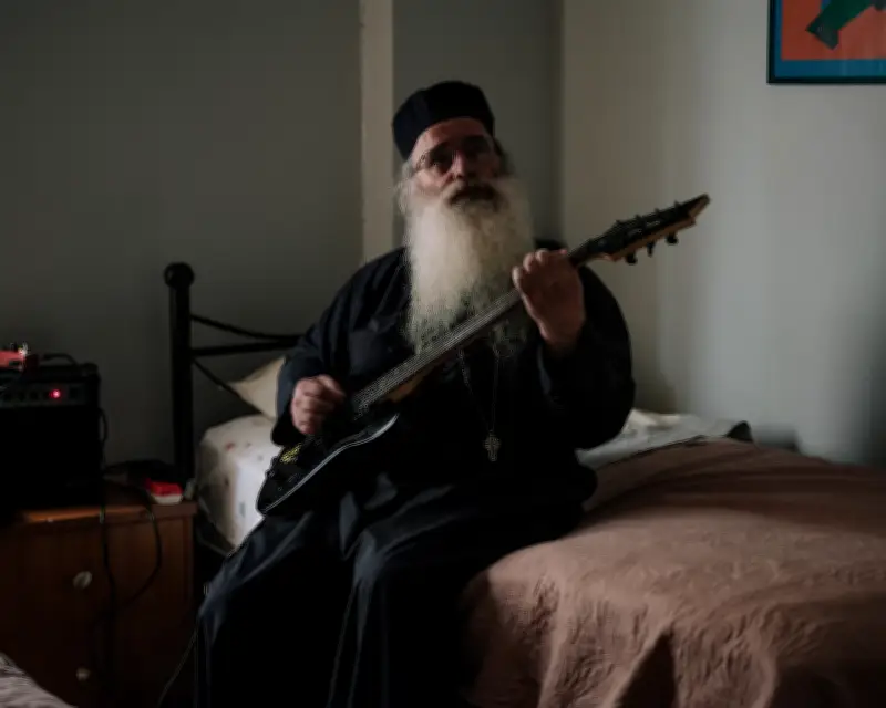 Padre grego troca batina por guitarra em estreia no drone metal