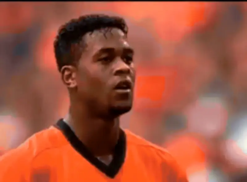Pai e filho Kluivert perdem pênaltis idênticos com 26 anos de diferença
