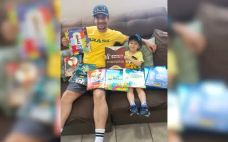 Pai transmite paixão por álbuns da Copa ao filho de 4 anos desde 2002