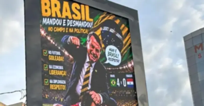 Painéis hackeados na fronteira do Paraguai mostram Bolsonaro agredindo jogador