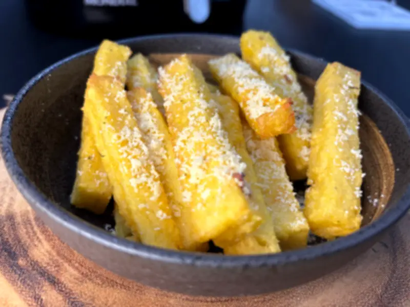 Palitinhos de polenta na airfryer: receita sequinha e menos calórica