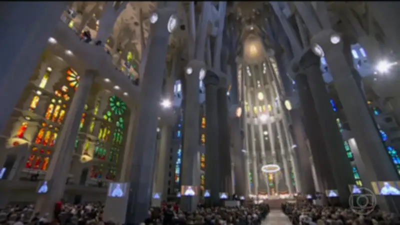 Papa Leão XIV abençoa nova torre da Sagrada Família em Barcelona