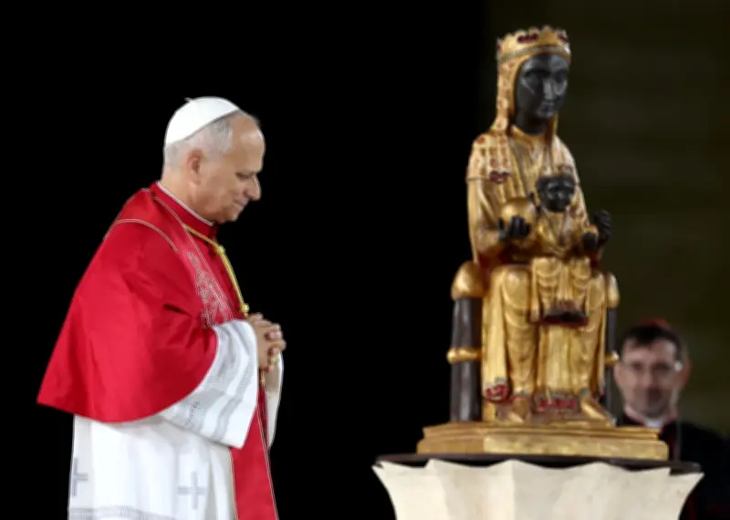 Papa Leão XIV abençoa Sagrada Família e defende migrantes na Espanha