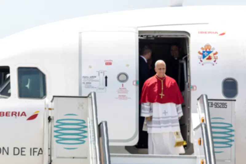 Papa Leão XIV chega a Barcelona para missa na Sagrada Família