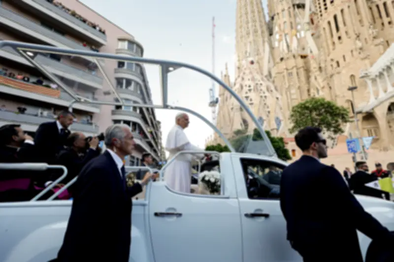 Papa Leão XIV inaugura Sagrada Família após 140 anos em Barcelona