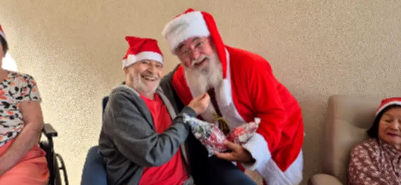 Papai Noel vira sanfoneiro: artesão troca vermelho por xadrez no São João