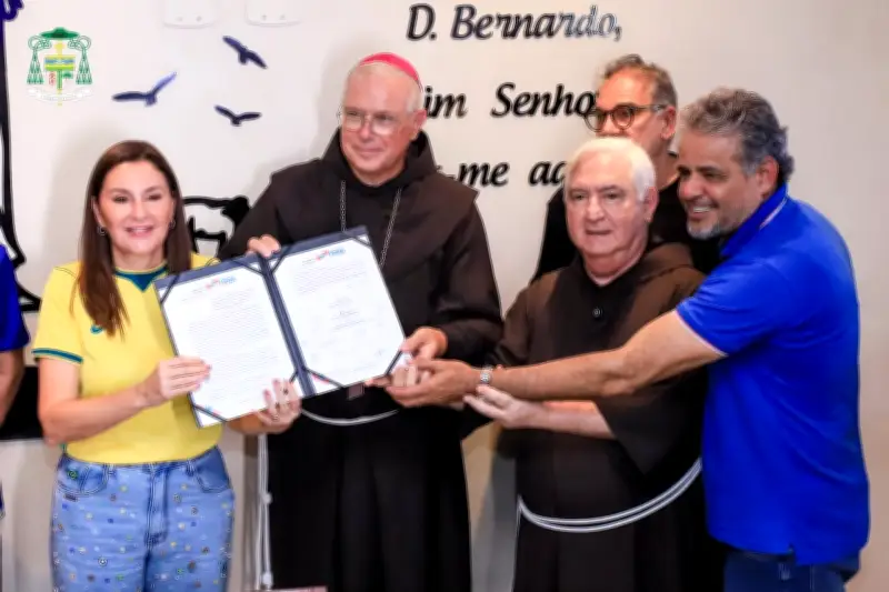 Pará firma acordo para ampliar SUS no oeste e terá hospital flutuante infantil