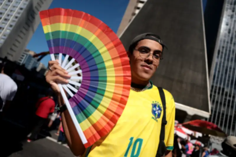 Parada LGBT+ em SP celebra 30 anos com cores do Brasil e apelo ao voto
