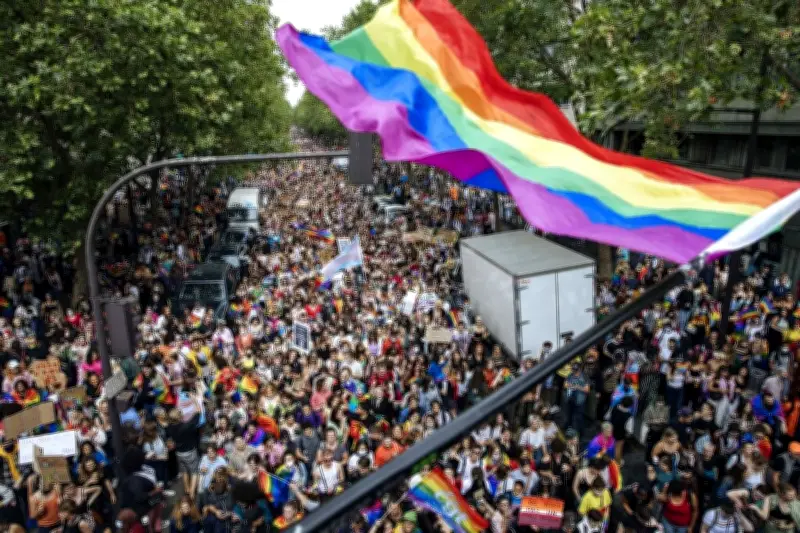 Parada LGBTQIA+ em Paris é adiada devido a onda de calor excepcional