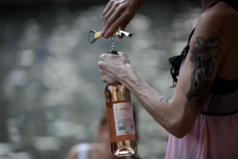 Paris proíbe álcool em vias públicas durante onda de calor recorde
