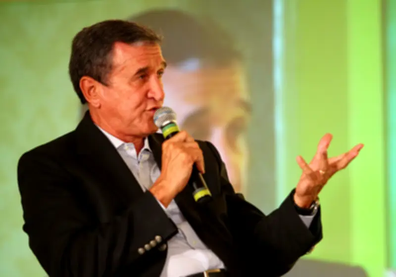 Parreira responde a chamados, mas segue sedado na UTI