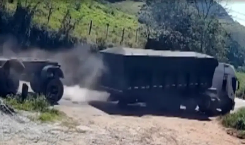 Parte de carreta se solta e assusta motoristas na RJ-152 em Cantagalo