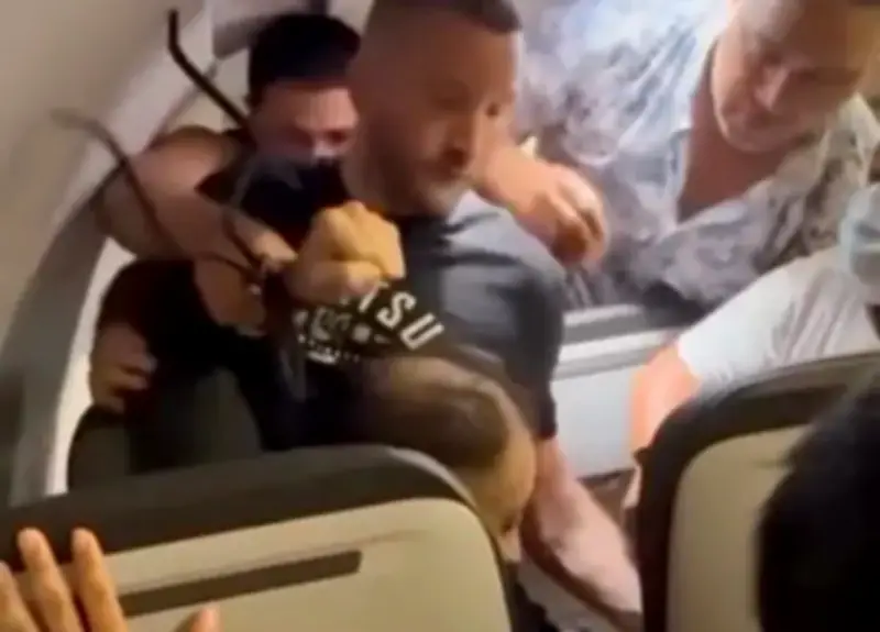 Passageiros imobilizam homem que tentou abrir porta de avião em voo