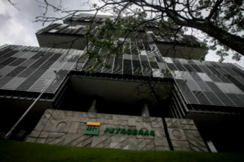 Petrobras anuncia desconto de R$ 0,35 no diesel a partir de segunda