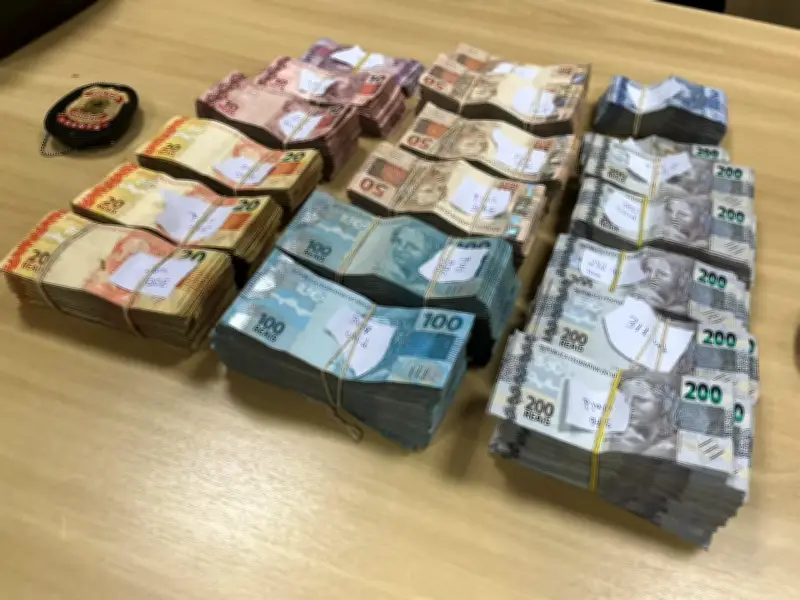 PF apreende R$450 mil escondidos embaixo de sofá no Rio