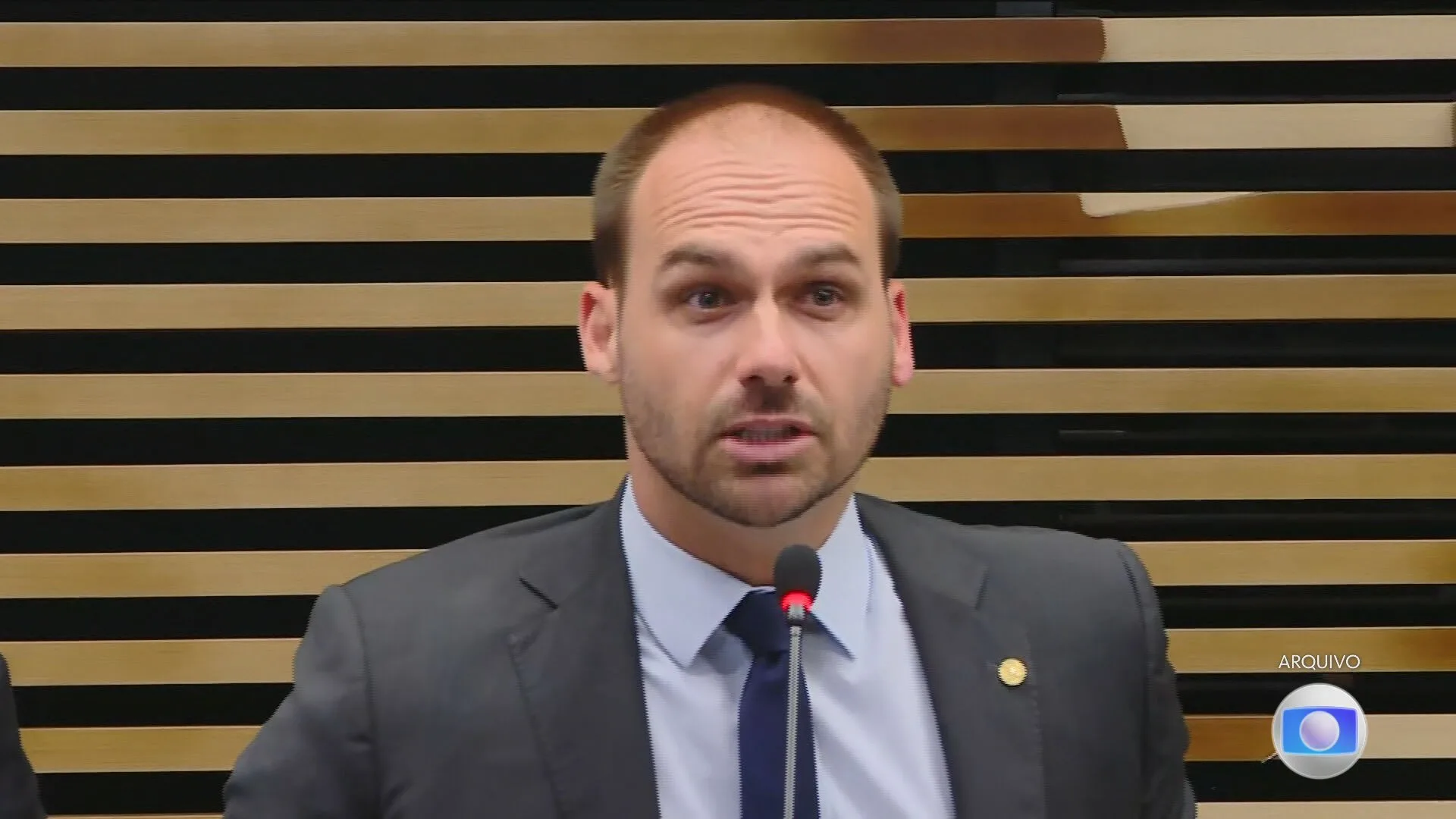Moraes dá 15 dias para Eduardo Bolsonaro e Paulo Figueiredo responderem à denúncia da PGR