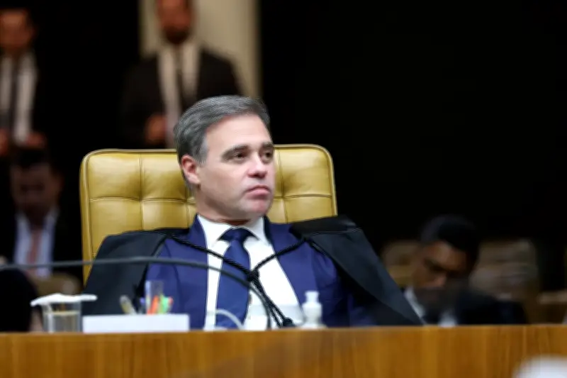 PGR defende que Mendonça seja relator de pedido sobre Flávio e filme de Bolsonaro