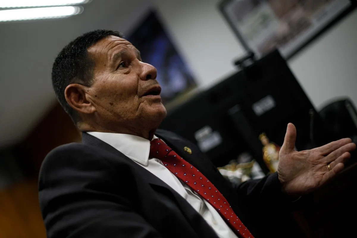 Moraes determina que PF ouça Mourão sobre telefonema com Bolsonaro antes de depoimento