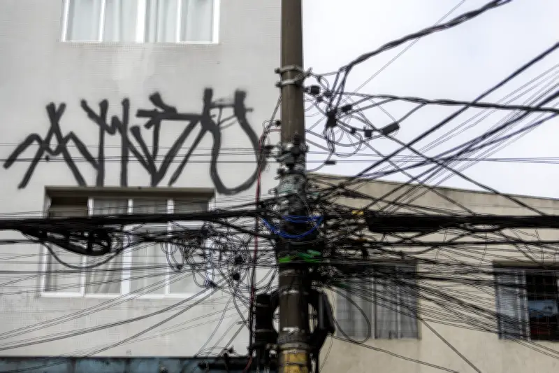 PL dos Postes: fios clandestinos e risco de acidentes nas cidades