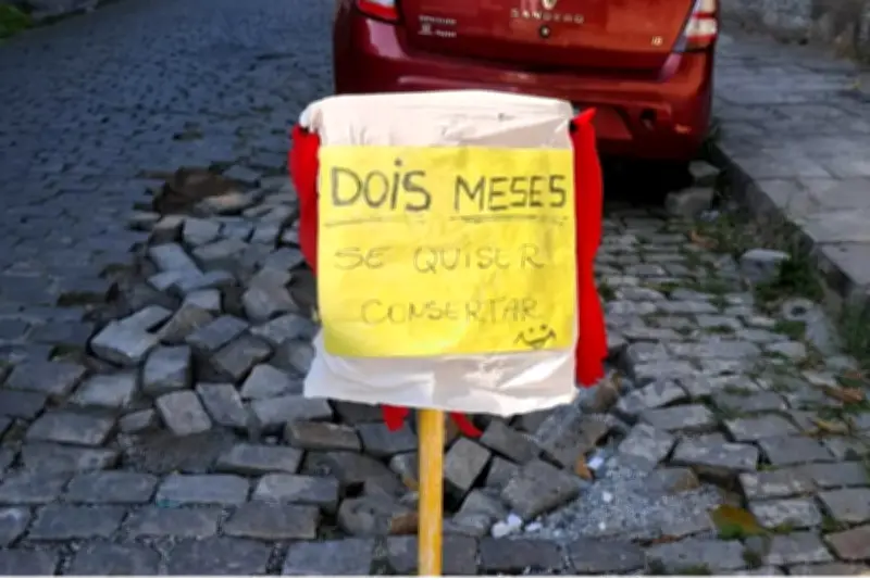 Placa criativa faz prefeitura de Teresópolis consertar buraco após 2 meses