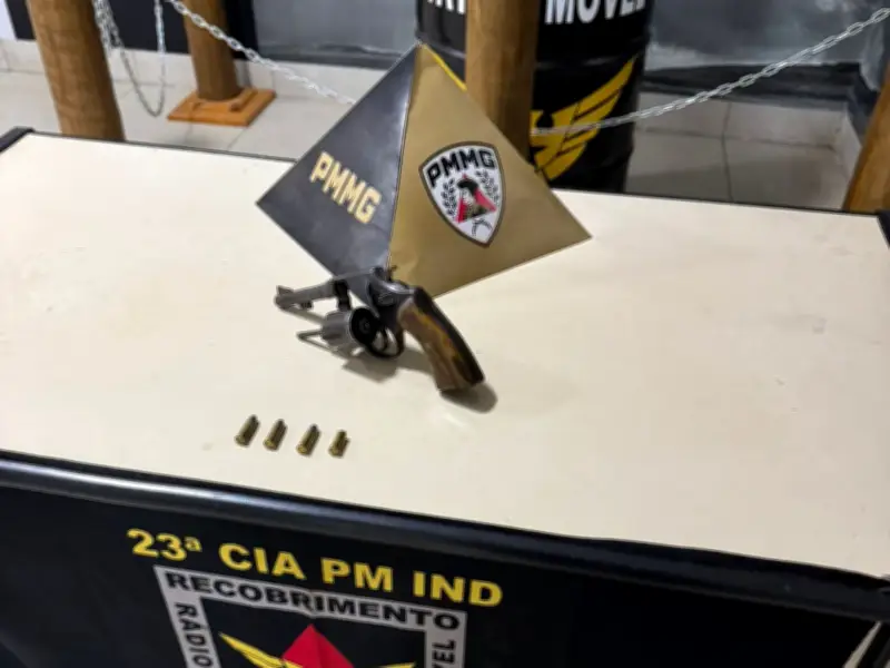PM prende homem por porte ilegal de arma e ameaça em Capelinha