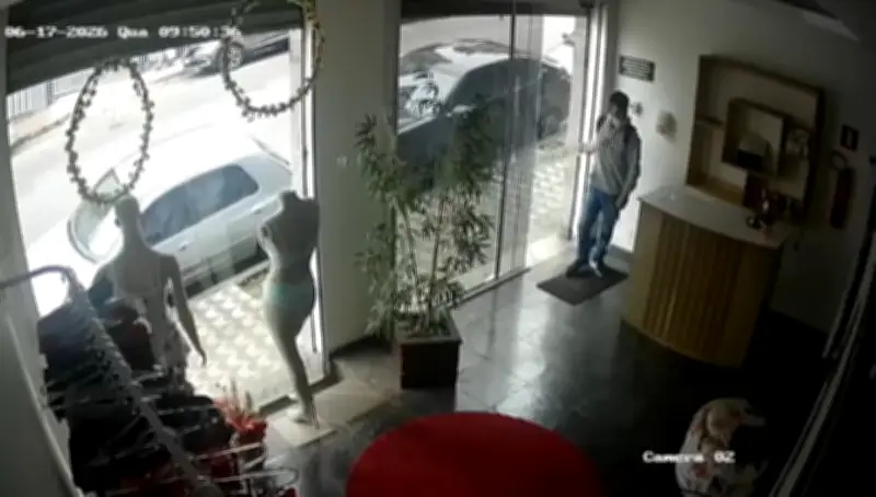 PM procura suspeito de furtar comércios no Centro de Divinópolis