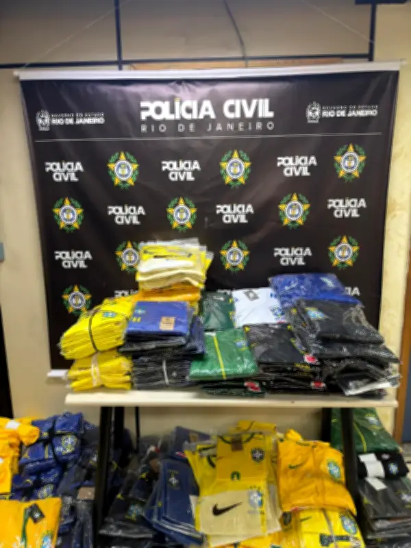 Polícia apreende 2 mil camisas falsificadas da seleção brasileira em Piraí