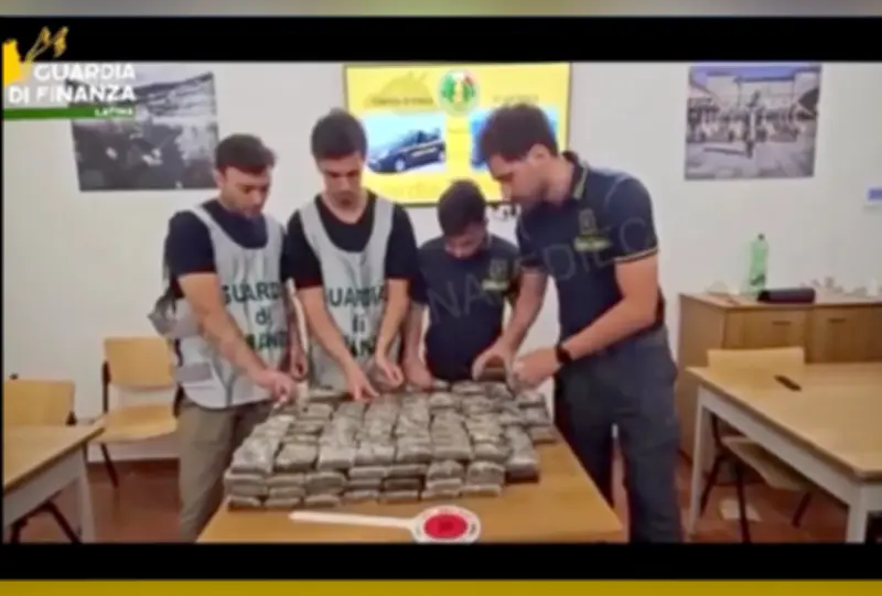 Polícia apreende R$ 2,5 mi em haxixe em caverna submarina na Itália