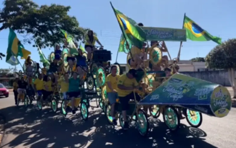 Policicleta com 50 rodas leva torcida do Brasil em Cândido Mota
