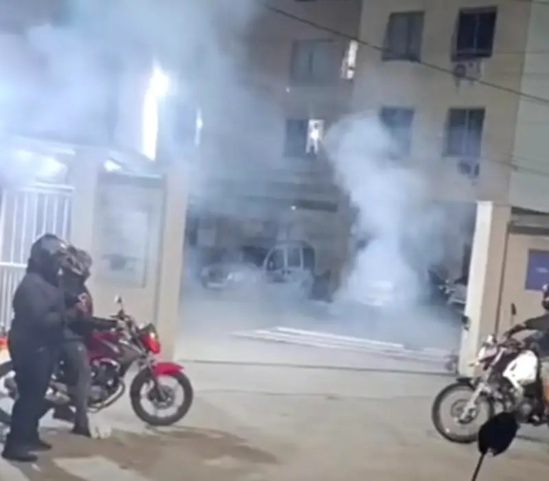 Porteiro ameaça motoboy com arma e causa quebra-quebra em condomínio