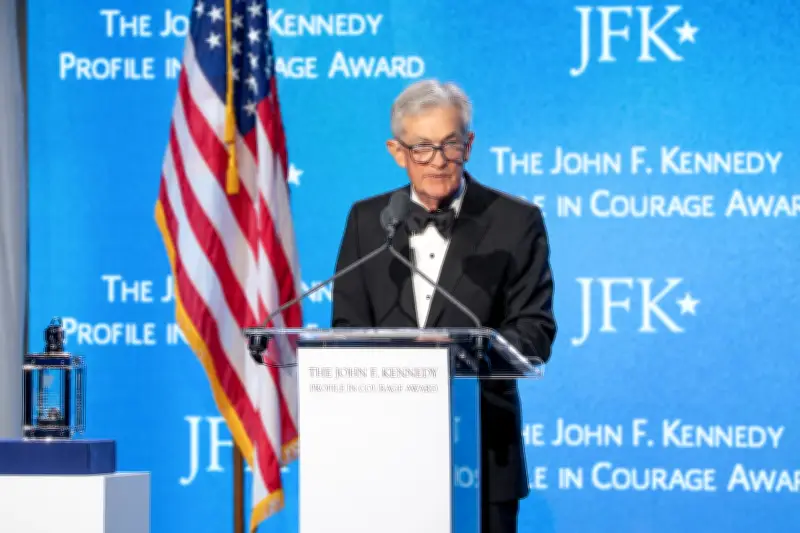 Powell alerta para risco de interferência política no Fed