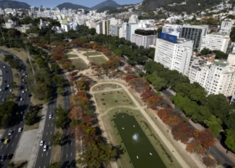 Praça Paris é declarada patrimônio imaterial do Rio; entenda