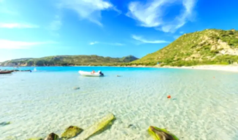 Praia na Sardenha cobra ingresso e proíbe guarda-sóis para banhistas de 10 a 65 anos