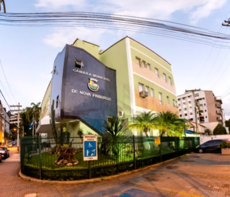 Prefeito de Nova Friburgo veta auxílio-alimentação para vereadores