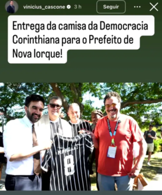 Prefeito de NY ganha camisa do Corinthians após elogiar Sócrates e Democracia Corintiana