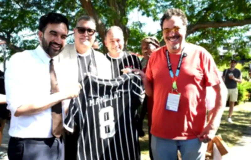 Prefeito de NY recebe camisa do Corinthians após elogiar Sócrates