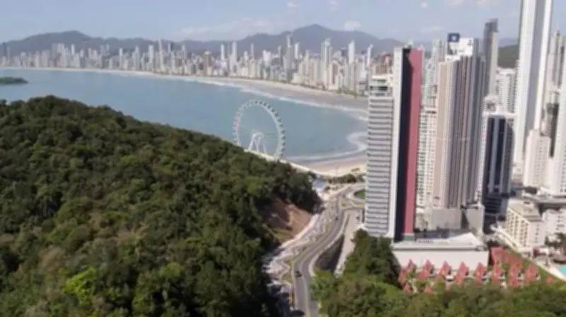 Prefeitura barra arranha-céu de 145m na Estrada da Rainha em Balneário Camboriú