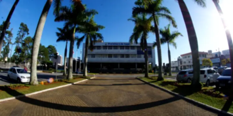 Prefeitura de Itajaí abre concurso com 42 vagas e salários de até R$ 25 mil